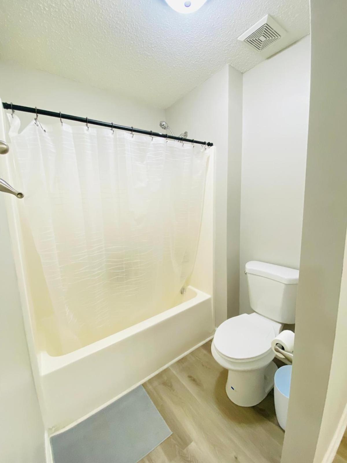 Private Room & Bathroom Close To Downtown ローリー エクステリア 写真