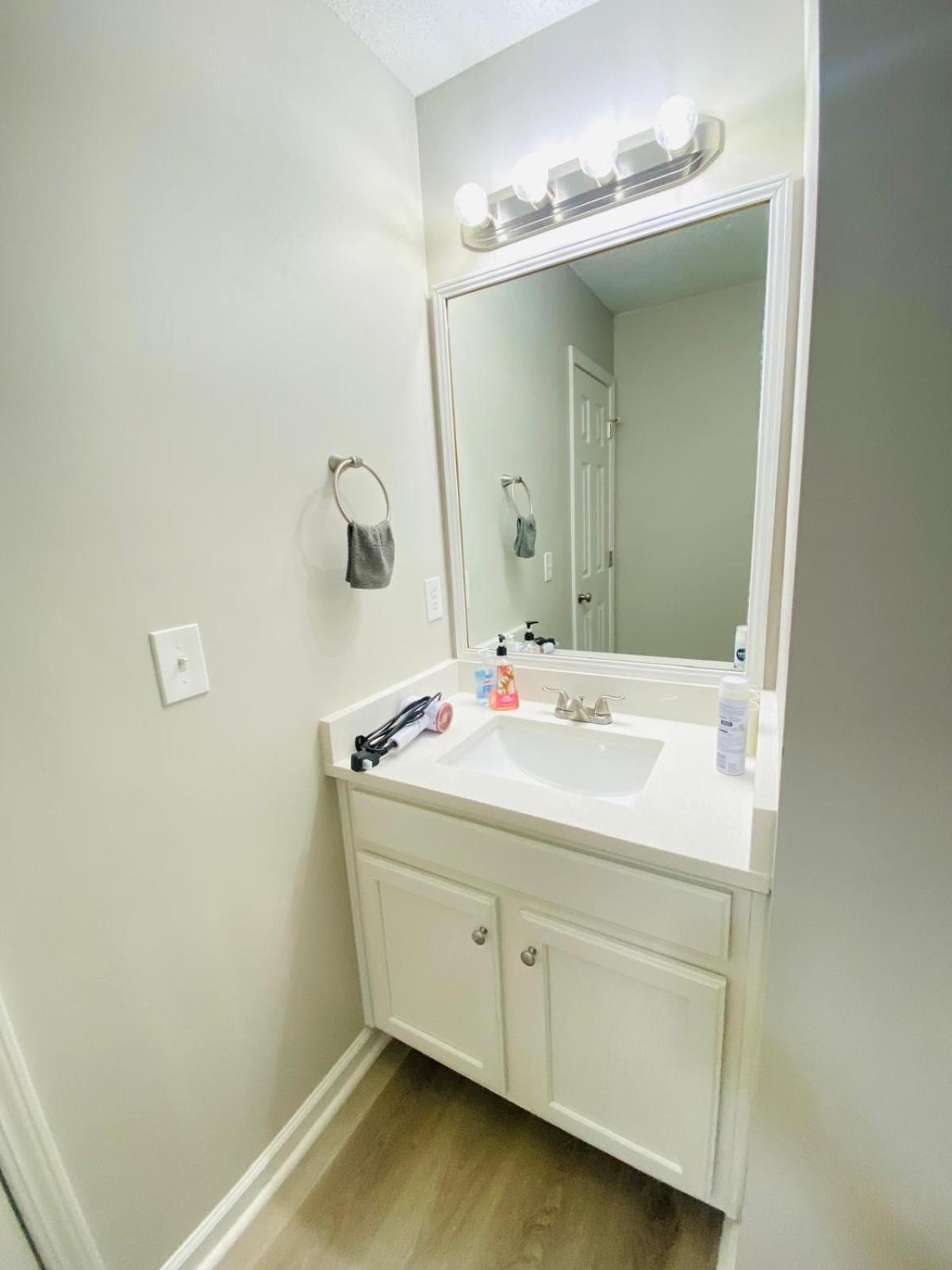 Private Room & Bathroom Close To Downtown ローリー エクステリア 写真